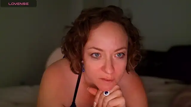 Snapshot of julimonroe chatting on 04/24/26, 02:58 julimonroe online show from 04/24/26, 02:58