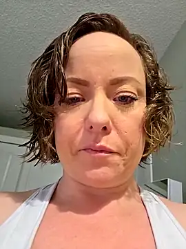 Snapshot of julimonroe chatting on 05/05/26, 02:14 julimonroe online show from 05/05/26, 02:14
