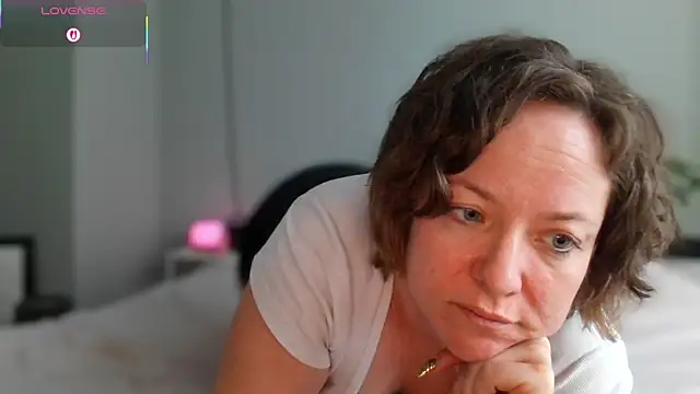 Snapshot of julimonroe chatting on 05/06/26, 03:06 julimonroe online show from 05/06/26, 03:06