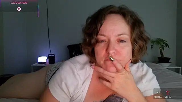 Snapshot of julimonroe chatting on 05/07/26, 04:40 julimonroe online show from 05/07/26, 04:40