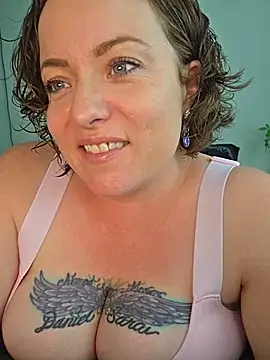 Snapshot of julimonroe chatting on 05/17/26, 12:30 julimonroe online show from 05/17/26, 12:30