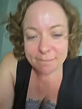 Snapshot of julimonroe chatting on 05/30/26, 02:08 julimonroe online show from 05/30/26, 02:08