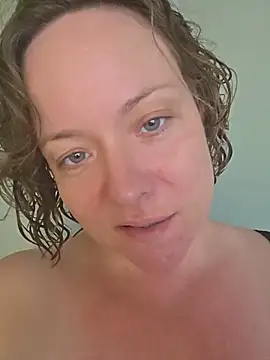 Snapshot of julimonroe chatting on 06/06/26, 01:43 julimonroe online show from 06/06/26, 01:43