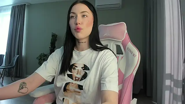 JenniferQueen11 online show from 02/19/25, 08:22