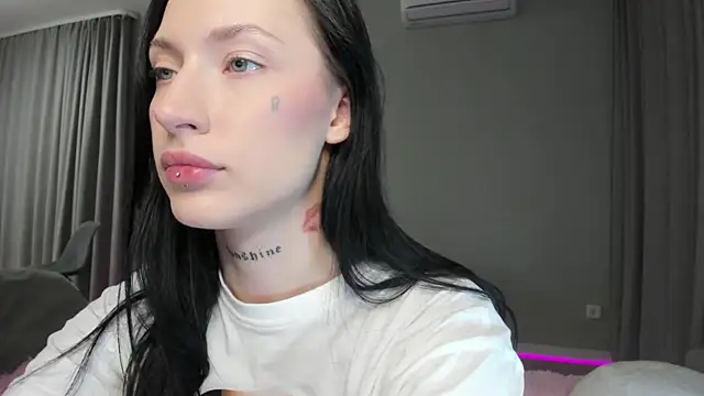 JenniferQueen11 online show from 09/19/25, 04:18