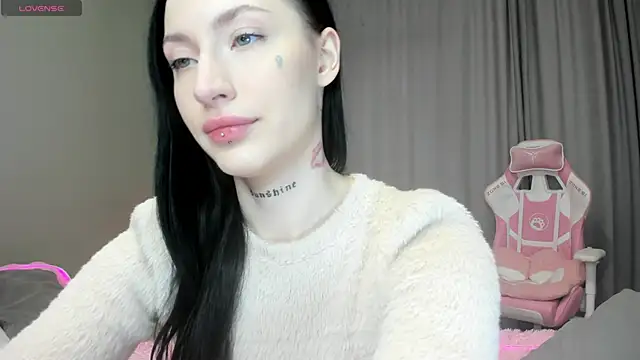 JenniferQueen11 online show from 10/05/25, 09:18