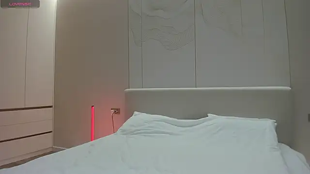 JenniferQueen11 online show from 11/26/25, 11:00