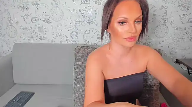 Snapshot of LondonBadGirl chatting on 12/20/24, 10:54 LondonBadGirl online show from 12/20/24, 10:54