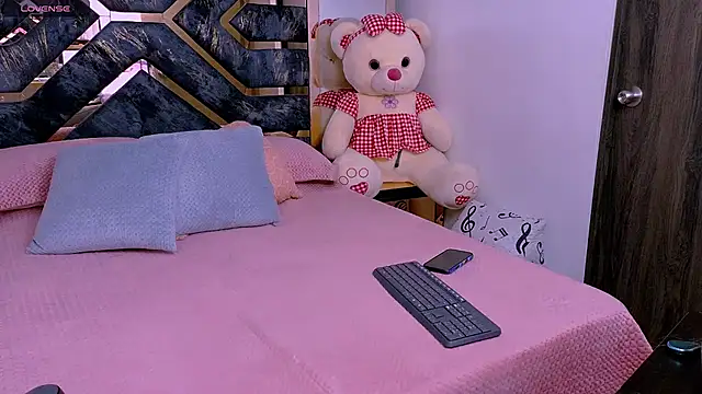 Snapshot of Tania_white89 chatting on 05/22/26, 02:33 Tania white89 online show from 05/22/26, 02:33