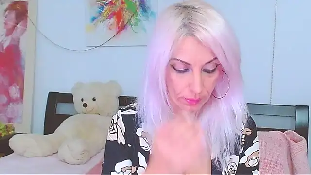 HoneyLara online show from 10/19/25, 08:53