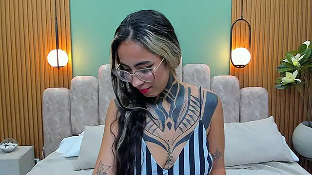 NicoleBlum online show from 02/21/25, 05:31