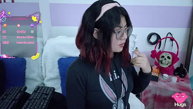 Catwhite  online show from 10/27/25, 08:02