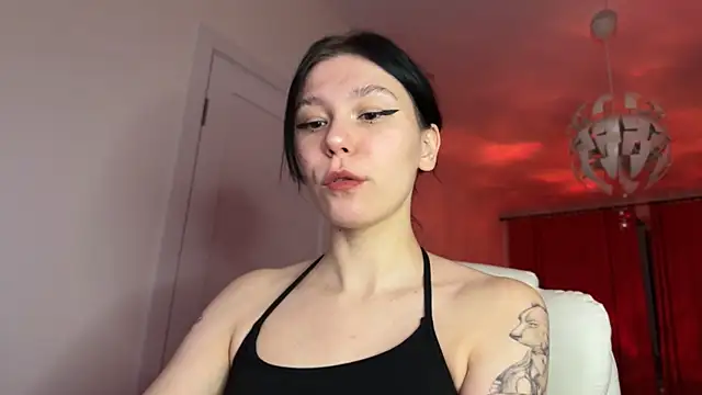 Snapshot of pinkdolly18 chatting on 02/01/25, 10:23 pinkdolly18 online show from 02/01/25, 10:23