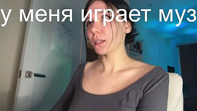 Snapshot of pinkdolly18 chatting on 10/27/25, 10:14 pinkdolly18 online show from 10/27/25, 10:14