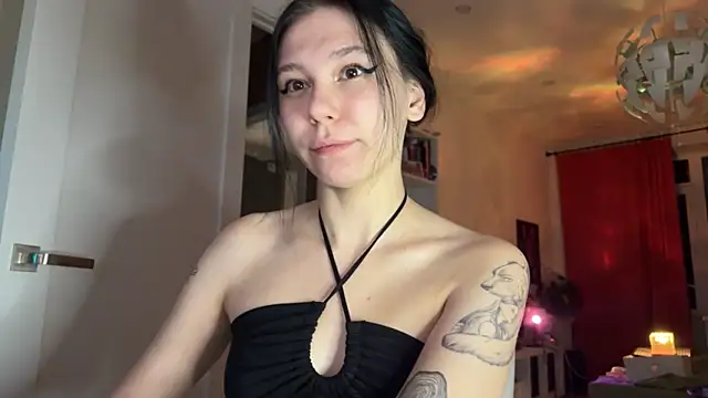 Snapshot of pinkdolly18 chatting on 10/29/25, 10:22 pinkdolly18 online show from 10/29/25, 10:22