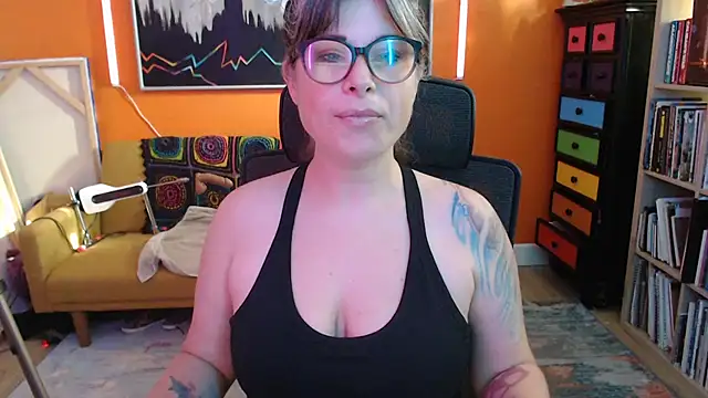 Snapshot of TheLenaAdams chatting on 10/15/25, 03:23 TheLenaAdams online show from 10/15/25, 03:23