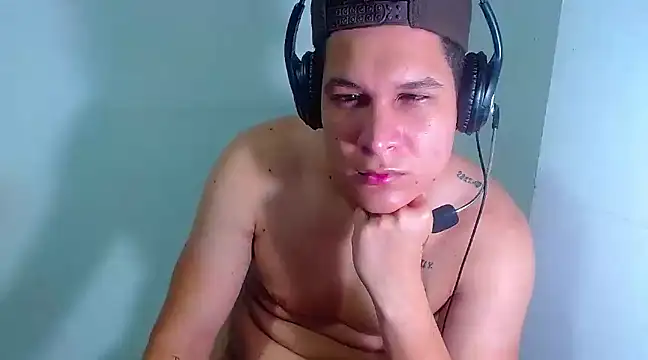 Snapshot of PhoenixGnz chatting on 03/18/25, 03:42 PhoenixGnz online show from 03/18/25, 03:42