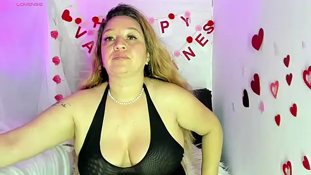 Snapshot of AndreaLombana chatting on 02/12/25, 12:33 AndreaLombana online show from 02/12/25, 12:33