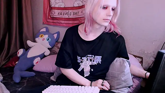 Alien Bella online show from 12/19/25, 02:57