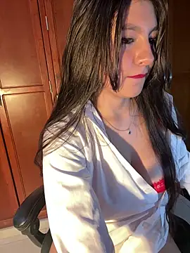 Snapshot of loolla_23 chatting on 12/21/24, 10:30 loolla 23 online show from 12/21/24, 10:30