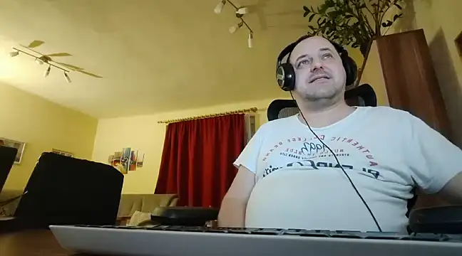Snapshot of Stevie_Little chatting on 02/02/25, 01:12 Stevie Little online show from 02/02/25, 01:12