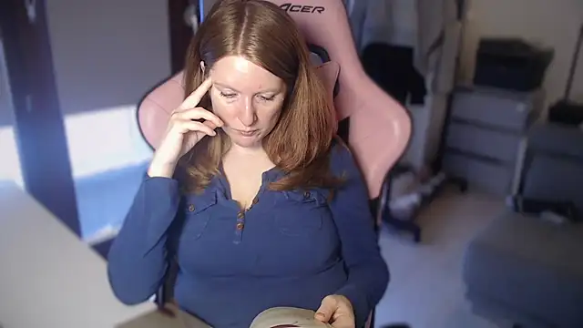 Snapshot of Exotic-Desire chatting on 11/04/25, 08:24 Exotic-Desire online show from 11/04/25, 08:24