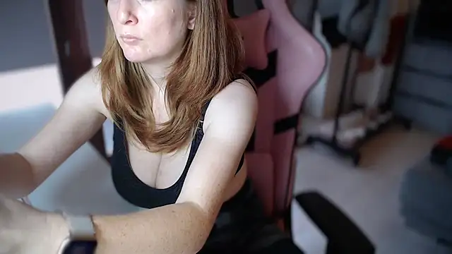 Snapshot of Exotic-Desire chatting on 11/10/25, 10:36 Exotic-Desire online show from 11/10/25, 10:36