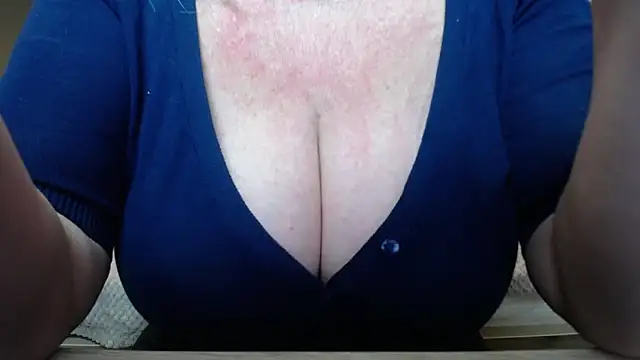 Snapshot of BlondyLeeBest chatting on 04/28/26, 03:00 BlondyLeeBest online show from 04/28/26, 03:00