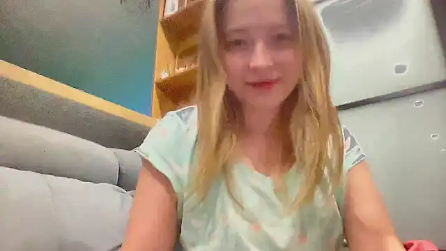 Snapshot of CharmingSarah chatting on 12/15/24, 05:31 CharmingSarah online show from 12/15/24, 05:31