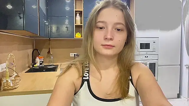 Snapshot of CharmingSarah chatting on 10/04/25, 03:32 CharmingSarah online show from 10/04/25, 03:32