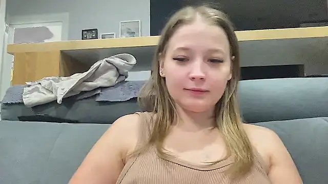 Snapshot of CharmingSarah chatting on 10/25/25, 04:35 CharmingSarah online show from 10/25/25, 04:35