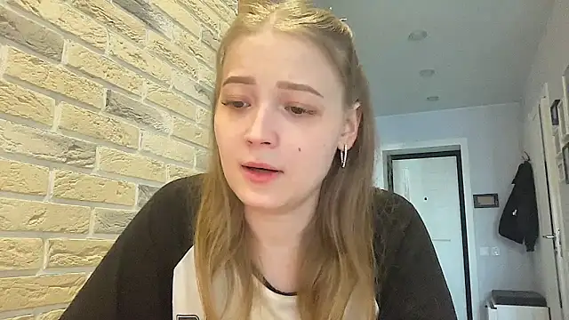 Snapshot of CharmingSarah chatting on 04/17/26, 01:47 CharmingSarah online show from 04/17/26, 01:47