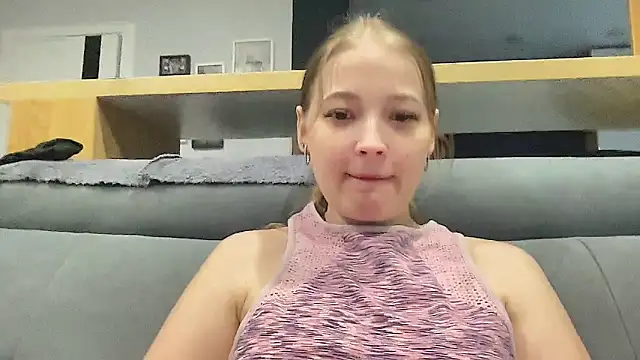 Snapshot of CharmingSarah chatting on 05/21/26, 04:25 CharmingSarah online show from 05/21/26, 04:25
