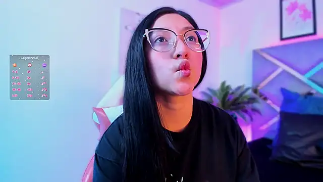 lucy neil online show from 11/06/25, 02:34