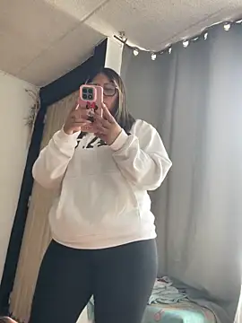 isabellaa 3 online show from 04/28/26, 08:25