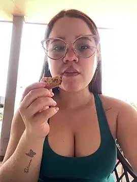 Snapshot of Lucyklein2022 chatting on 02/22/25, 03:14 Lucyklein2022 online show from 02/22/25, 03:14