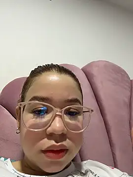 Snapshot of Lucyklein2022 chatting on 03/20/26, 11:42 Lucyklein2022 online show from 03/20/26, 11:42