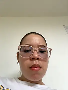 Snapshot of Lucyklein2022 chatting on 03/29/26, 04:40 Lucyklein2022 online show from 03/29/26, 04:40