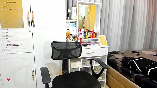 Snapshot of FuckDollNicky chatting on 12/21/24, 05:58 FuckDollNicky online show from 12/21/24, 05:58