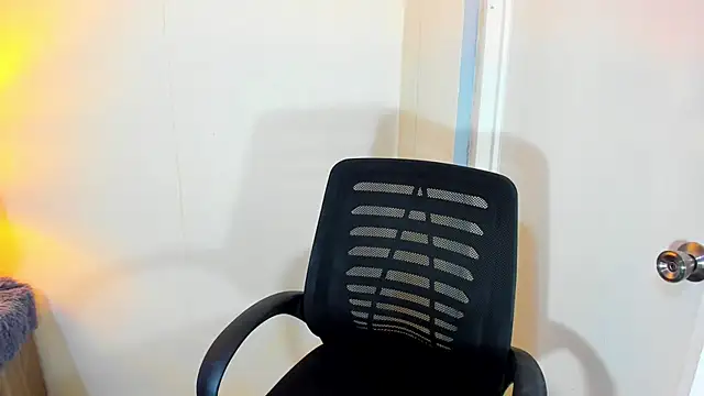 Snapshot of FuckDollNicky chatting on 12/18/25, 02:45 FuckDollNicky online show from 12/18/25, 02:45