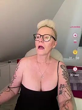Snapshot of German_Milf chatting on 06/08/26, 09:31 German Milf online show from 06/08/26, 09:31