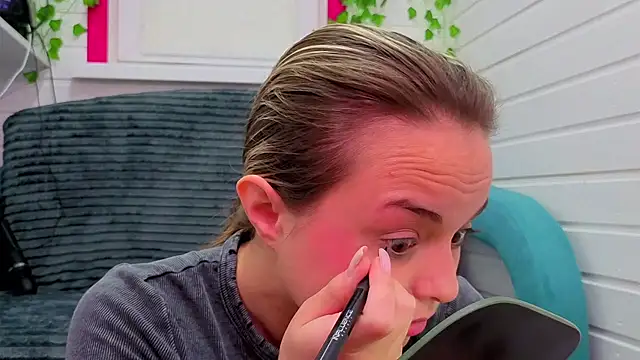 Misss Vikk online show from 11/28/25, 06:05