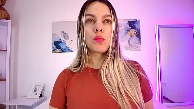 Snapshot of Isabella_Harley chatting on 06/11/26, 01:20 Isabella Harley online show from 06/11/26, 01:20