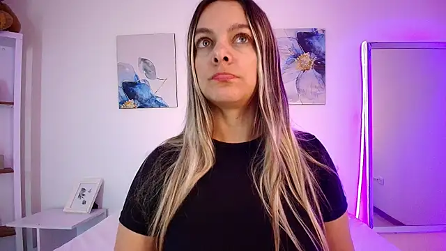Snapshot of Isabella_Harley chatting on 06/19/26, 01:48 Isabella Harley online show from 06/19/26, 01:48