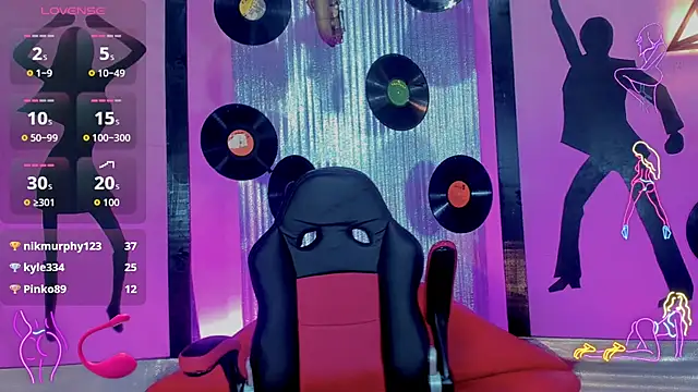 nickyminach  online show from 10/31/25, 07:15