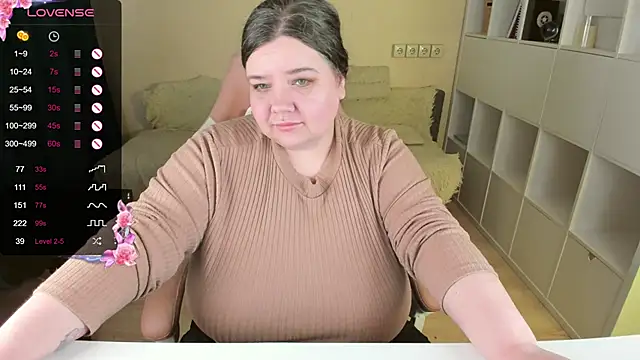 Snapshot of PlumPie chatting on 10/19/25, 01:23 PlumPie online show from 10/19/25, 01:23