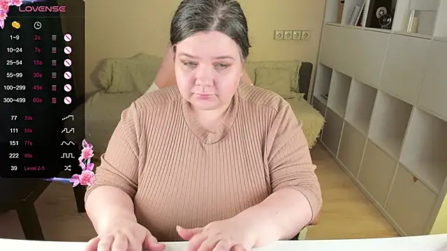 Snapshot of PlumPie chatting on 10/31/25, 10:22 PlumPie online show from 10/31/25, 10:22