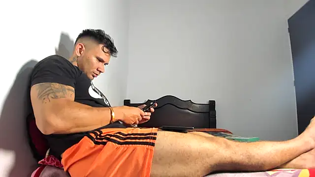 Snapshot of GendersonFit chatting on 05/19/26, 01:33 GendersonFit online show from 05/19/26, 01:33