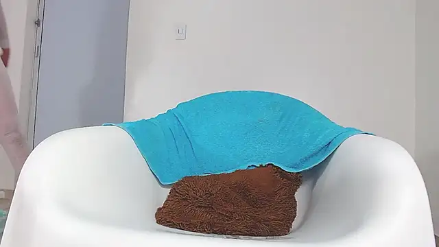 Upskirt Squirt96 online show from 10/14/25, 01:56