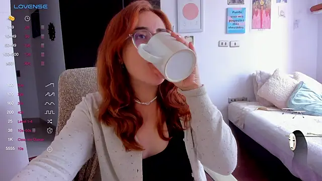 Snapshot of linda_giggle chatting on 12/12/24, 02:22 linda giggle online show from 12/12/24, 02:22